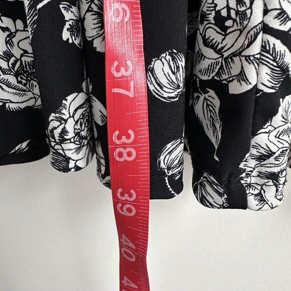 Torrid 1 Skater Dress Flutter Sleeve Flowy Womens 1X Black Floral Whimigoth - Picture 9 of 9